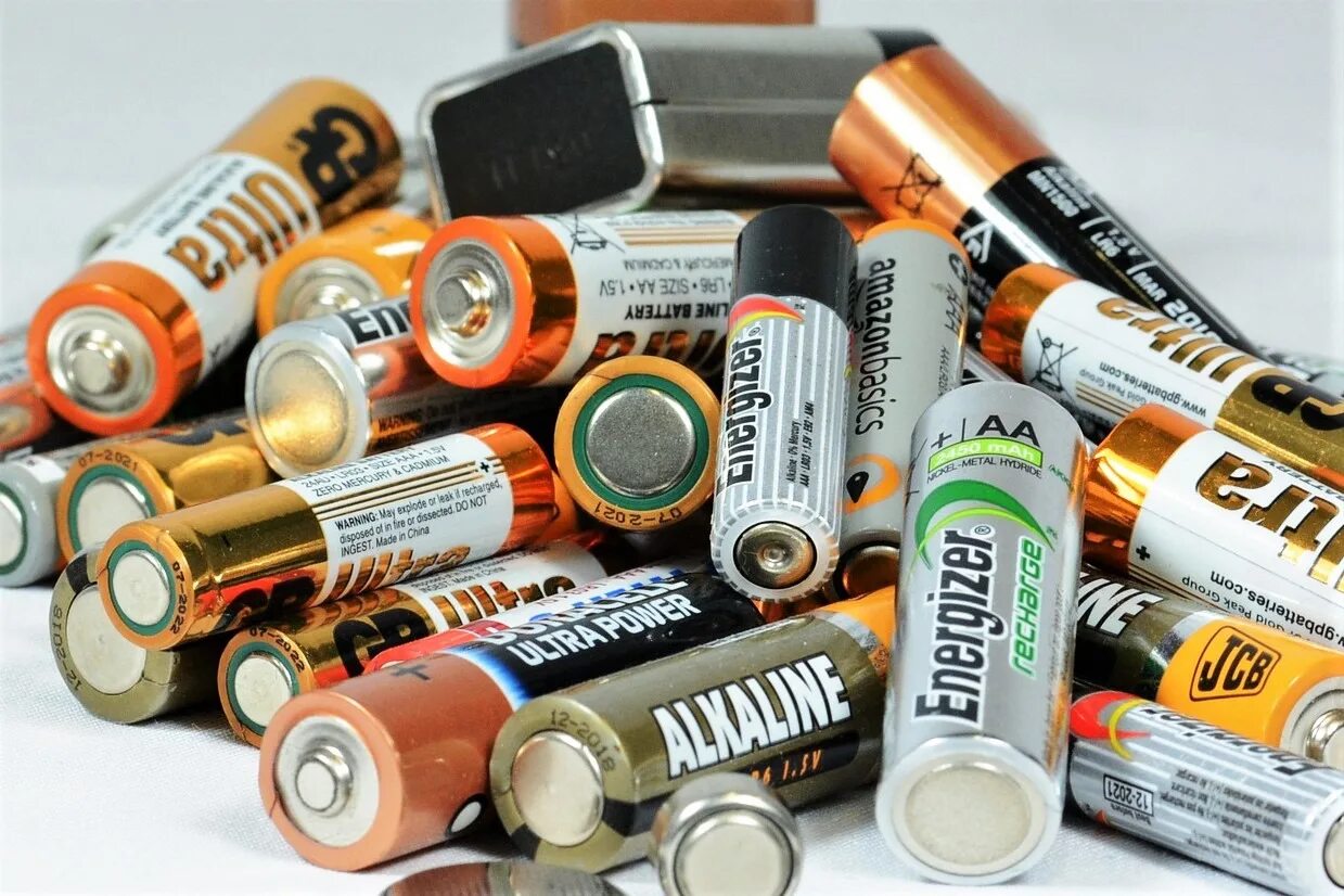 Dead batteries. Вытекшая батарейка. Самые плохие батарейки. Сбор батареек и аккумуляторов. Контейнер для использованных батареек надпись.