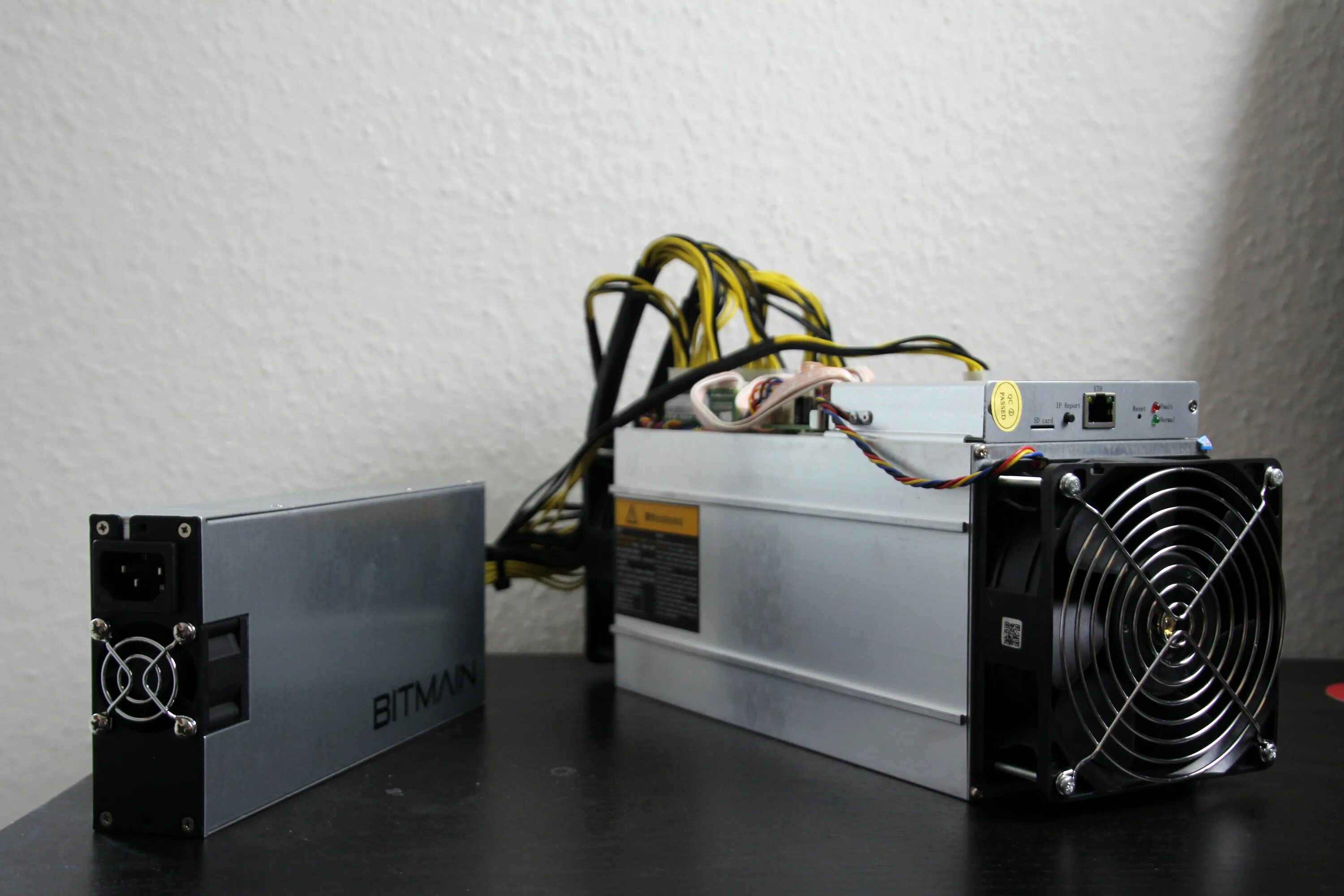 Асик стоит ли. Antminer s19 ферма. Antminer s9. Биткоин асик майнер. ASIC 120.