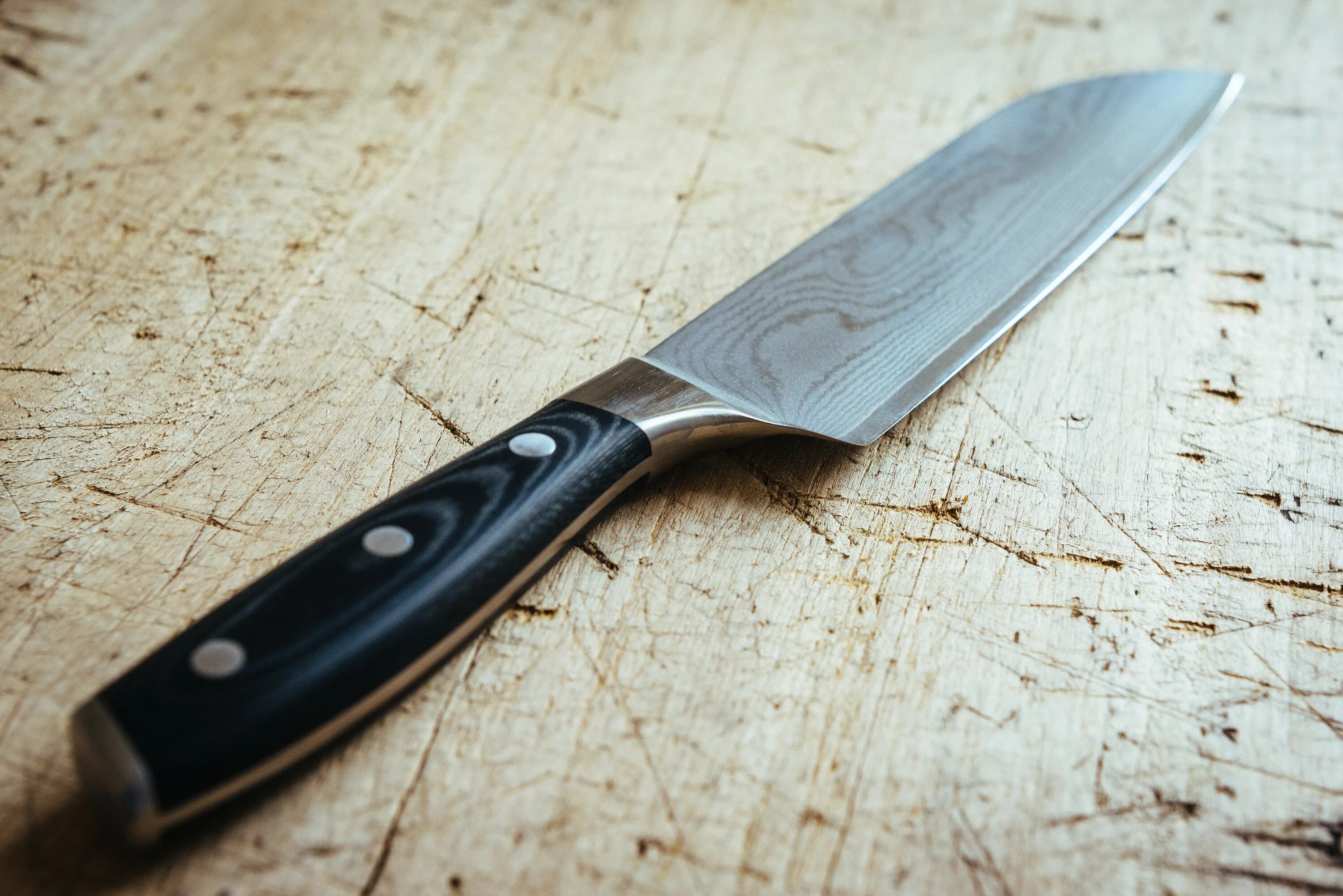 Оставляет нож на столе. Ножик Santoku Knife. Нож на столе. Кухонный нож на столе. Ножик на столе.