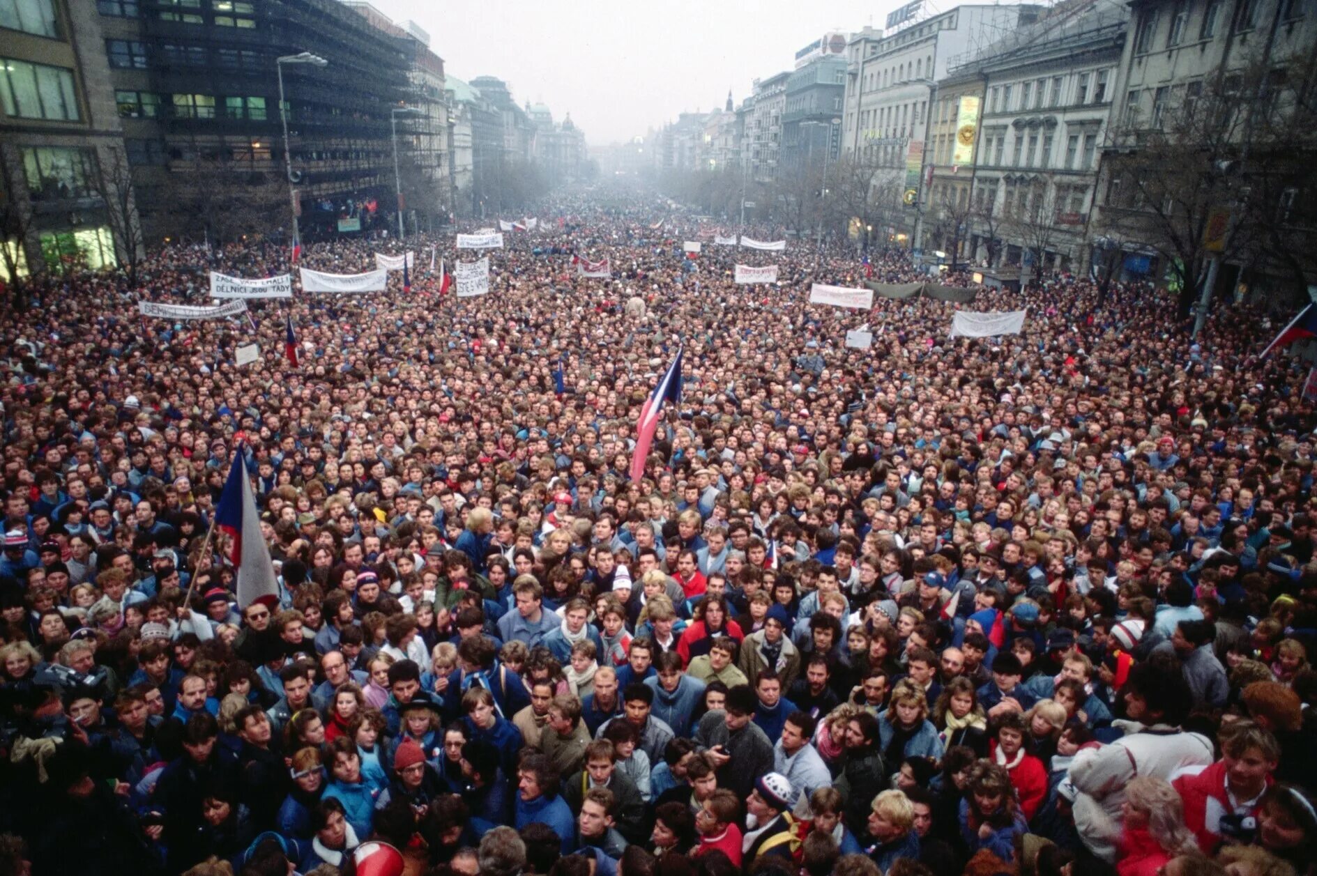 Бархатные революции 1989. Революция в Чехословакии 1989. Прага 1989г. Бархатная революция. Бархатная революция в Чехословакии.