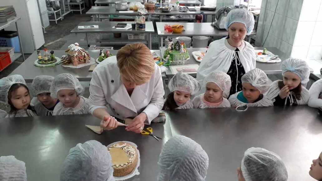 Экскурсия в кондитерскую. Экскурсии на кондитерскую фабрику самойловой. новокузнецкая шоколадная фабрика. кондитерская фабрика рыбинск экскурсия. шоколадная фабрика новокузнецк экскурсия.
