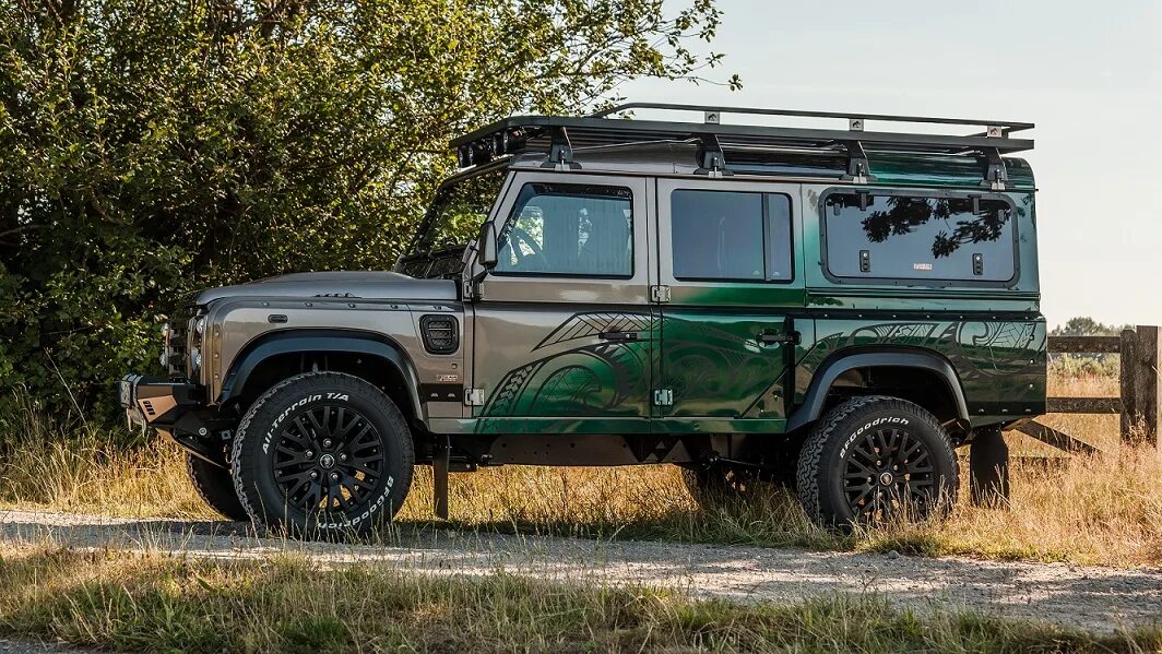 Defender raven. Ленд Ровер Дефендер 4. Land Rover Defender 2020 off-Road. Дефендер 90 для бездорожья. Land Rover Defender off Road Tuning.