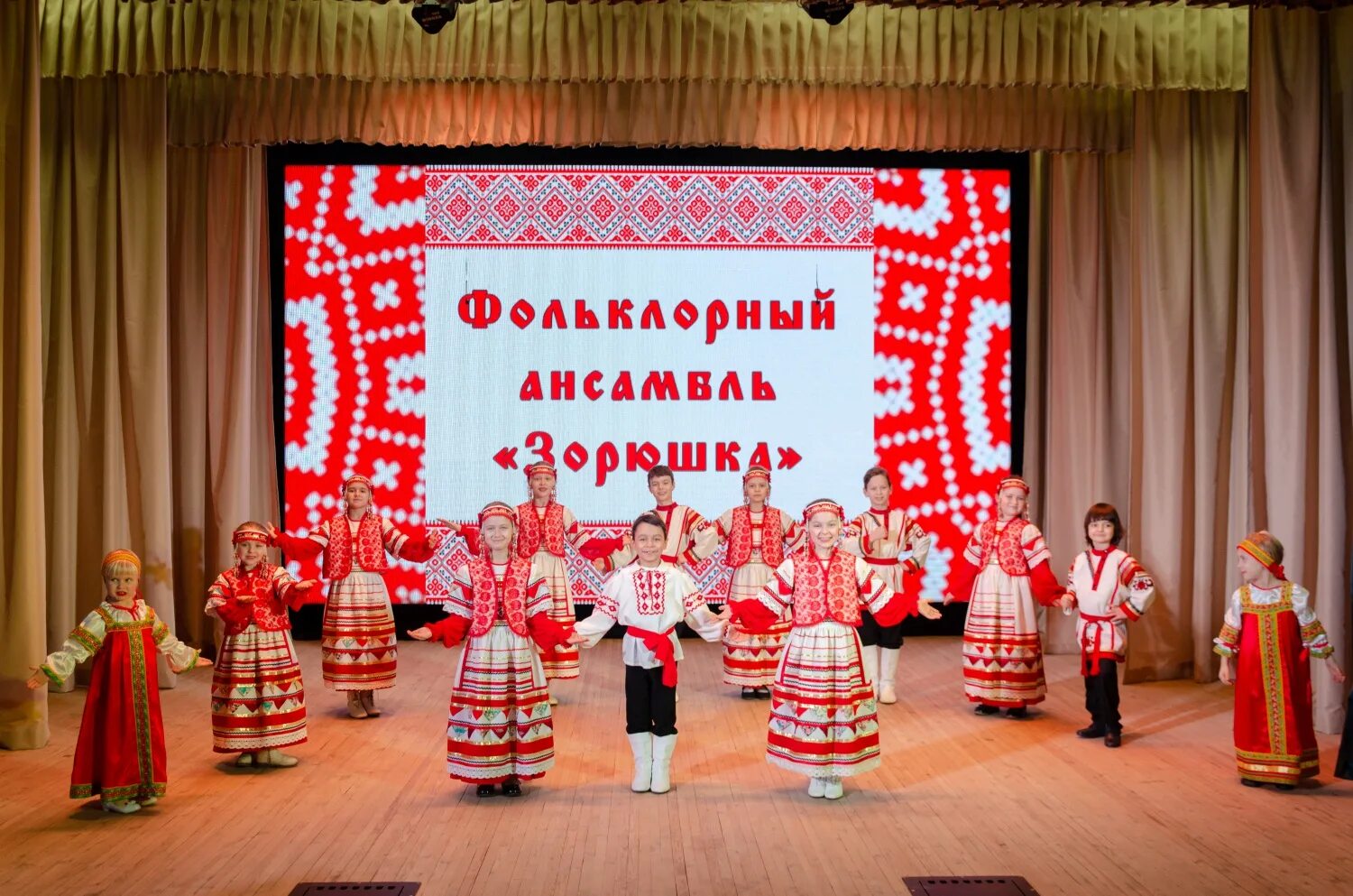 Зоренька зарница зорюшка зоркий зарянка. Образцовый фольклорный ансамбль зорюшка. Образцовый фольклорный ансамбль Жаворонок. Дом культуры молодежный Аксай зорюшка. Коношский дом культуры и досуга.