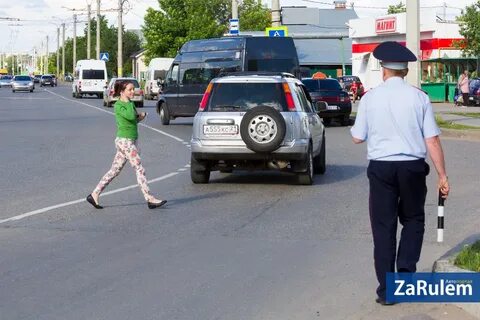Пешеход переходит дорогу в неположенном месте