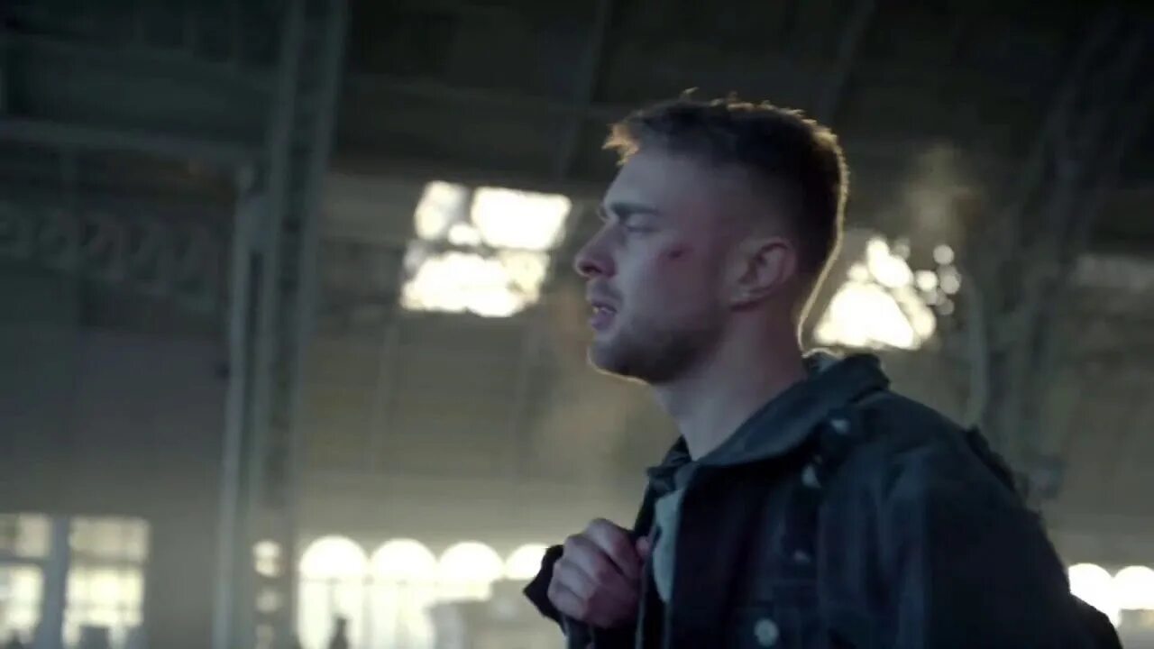 Клип миллион алых. Клип миллион алых. Миллион алых роз крид. Миллион алых роз крид. Актриса из клипа крида миллион алых роз.