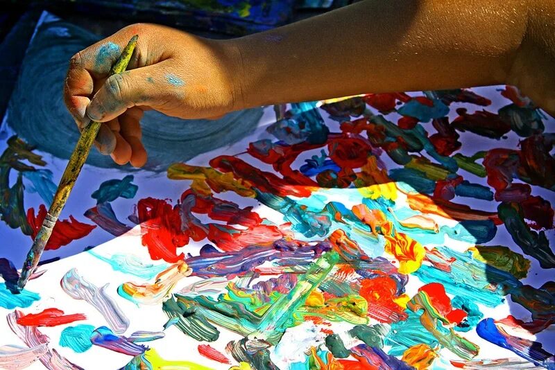 Человек художник своей жизни. Живопись краски. Художник яркие краски. Яркие краски жизни. Рисунки красками.