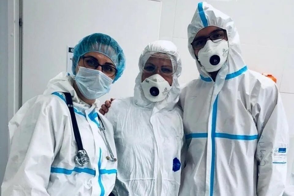 врач в респираторе. средства индивидуальной защиты (сиз) предназначены для…?. сиз (средства индивидуальной защиты) подразделяются на. спецодежда на предприятии. врач в маске и белом халате.