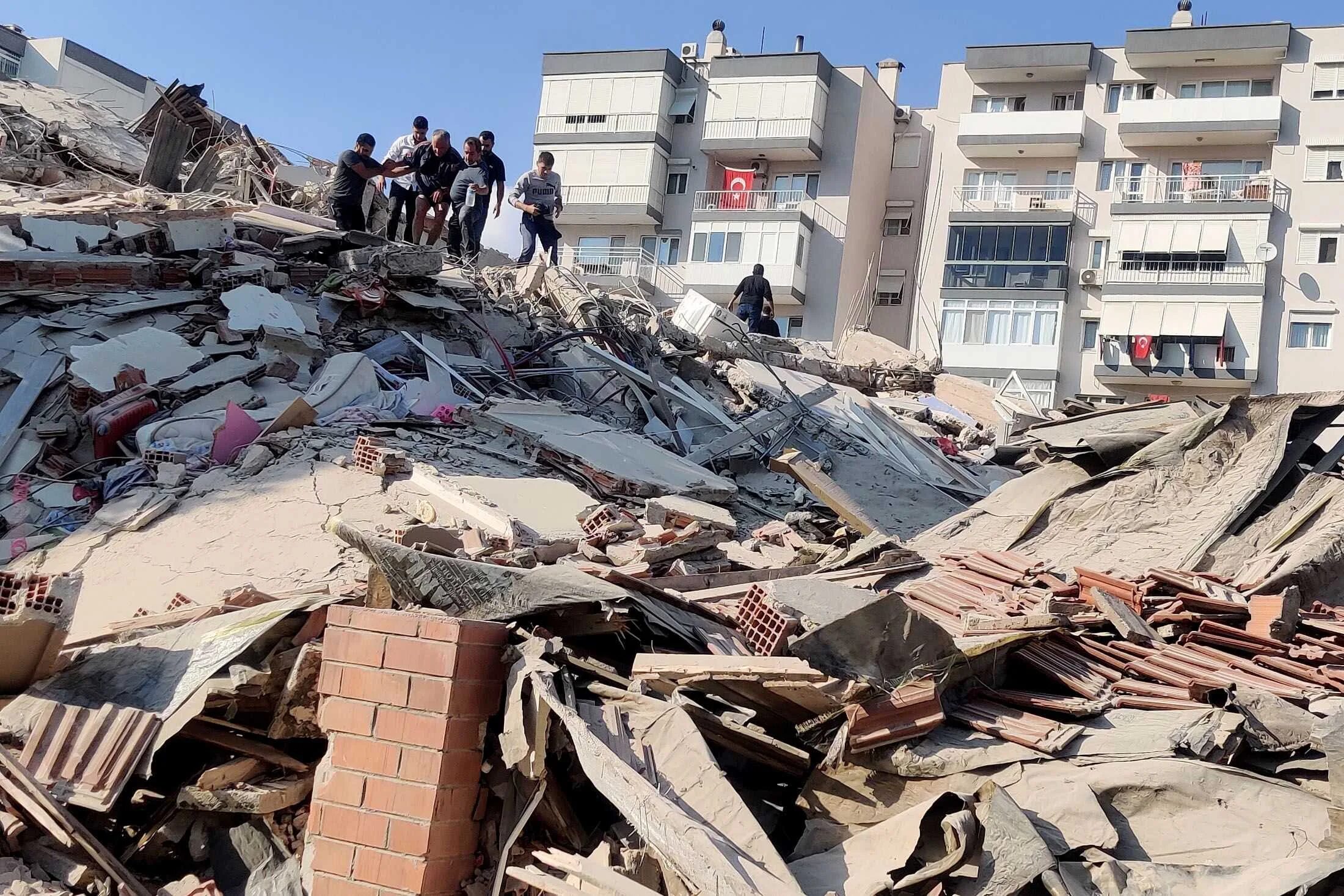 В каком году было сильное землетрясение. Землетрясение в Турции 2023 разрушения. Измитское землетрясение 1999 года. Измир Турция землетрясение 1999. Землетрясение в Стамбуле 1999.