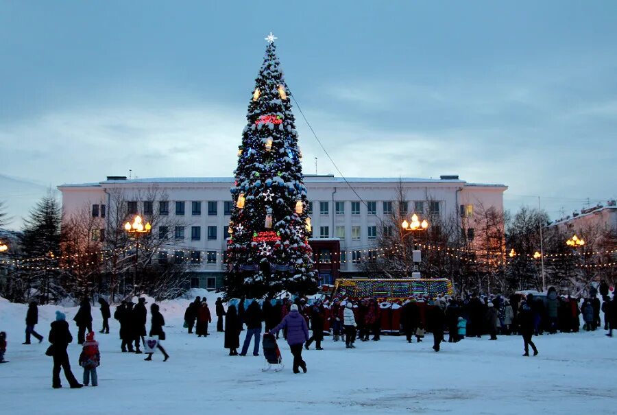Во сколько в магадане новый год. Театральная площадь магадан. новогодняя ёлка в магадане. магадан новый год театральная площадь. новогодняя елка на площади магадана.