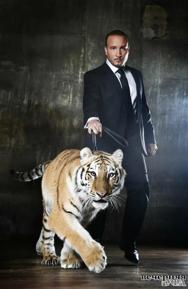 парень с тигром. парень тигр. джон кортахарена с тигрятами. парень тигр. фэнтези мужчины воины.