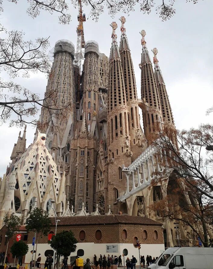 Искупительный храм святого семейства. Когда достроят саграду. Испания архитектор гауди собор. Саграда фамилия достроили башню. Собор саграда фамилия 2022.