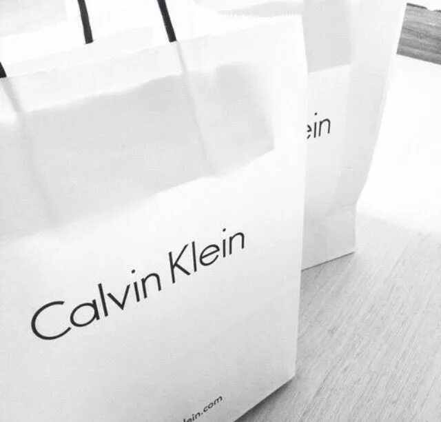 Топ кельвин кляйн розовый. Calvin klein америка. Кельвин кляйн логотип футболка. Calvin klein palace. Кельвин кляйн бренд одежды.