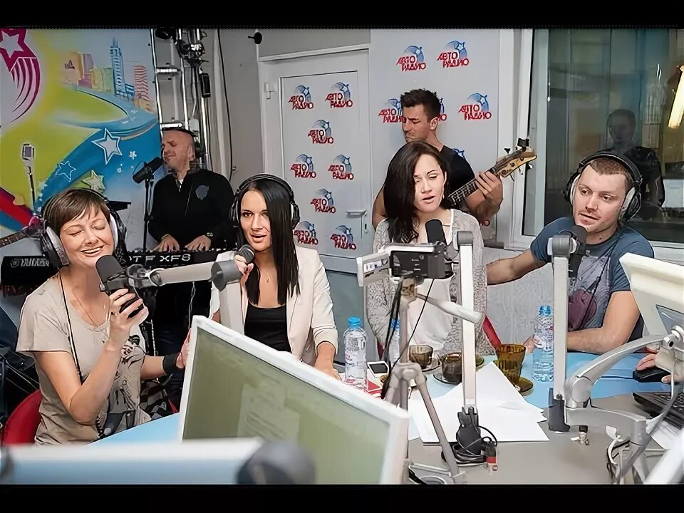 Акула - такая любовь (проект авторадио "пой дома") acoustic version. Группа авторадио песни. Живые концерты в студии авторадио. Макаревич группа осень. Группа авторадио песни.
