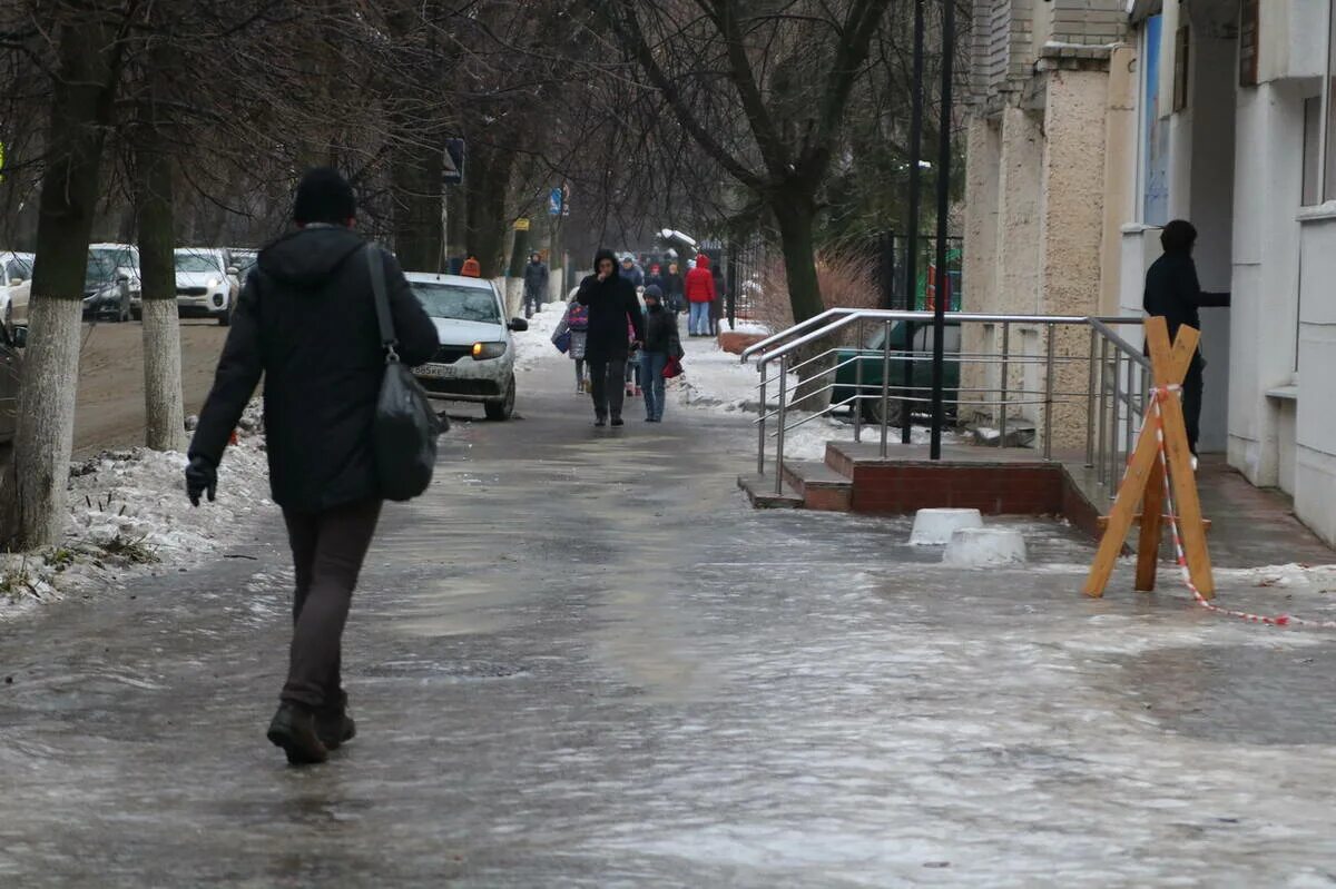 Гололед в брянске сегодня фото. Гололед жулебинском бульваре 26. Гололед в брянске сегодня фото. Брянцы гололед. Фокино галоледбрянская область.