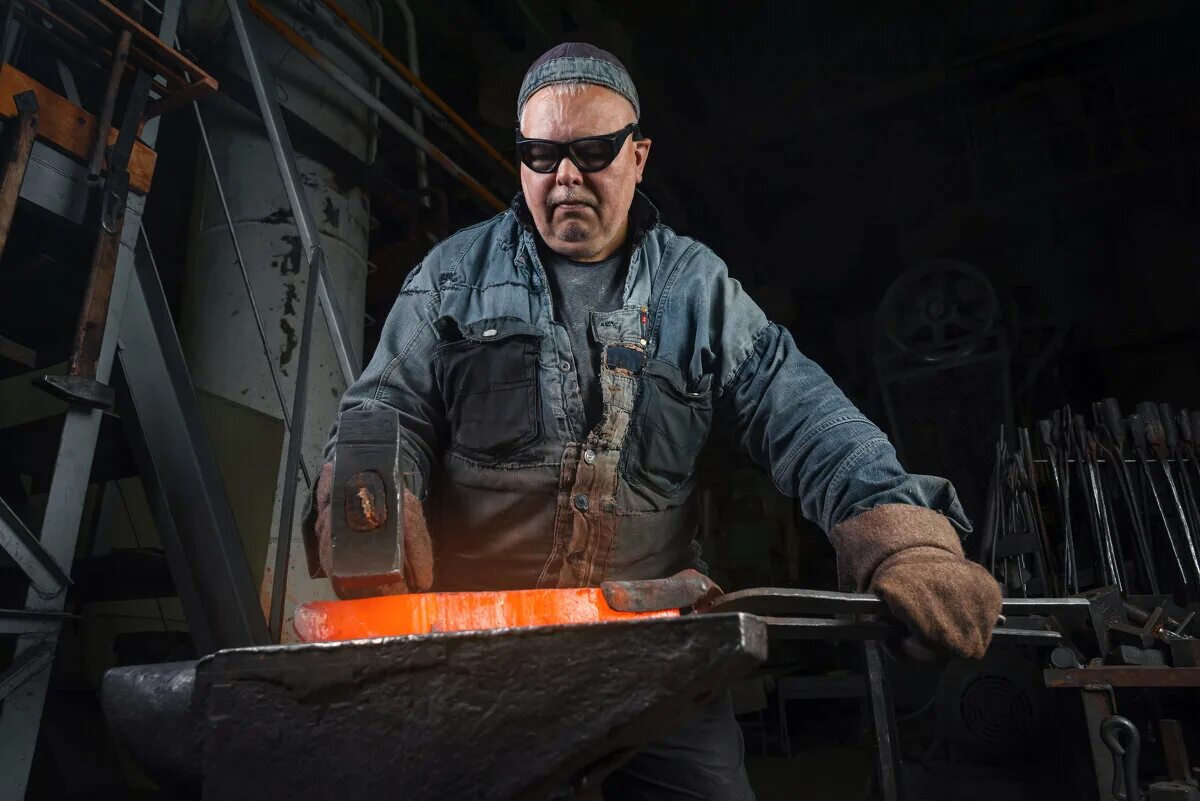 Инструменты кузнеца. Девушка с кувалдой. Кузнец александр блогер. Кузнец. Кузница экскурсия.