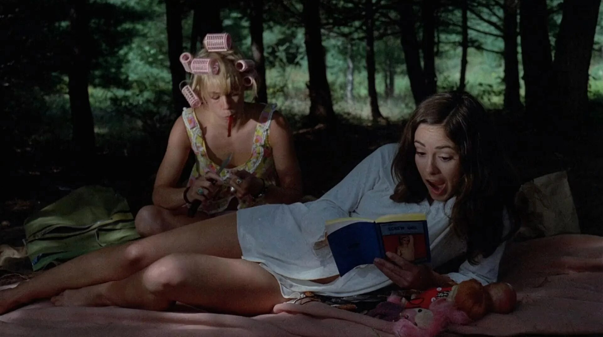 1974 на английском. Teenage hitchhikers 1974. teenage hitchhikers 1974хотххх. путешествующие автостопом подростки teenage hitchhikers 1975. молодые автостопщицы / young hitchhikers (2017, с русским переводом).
