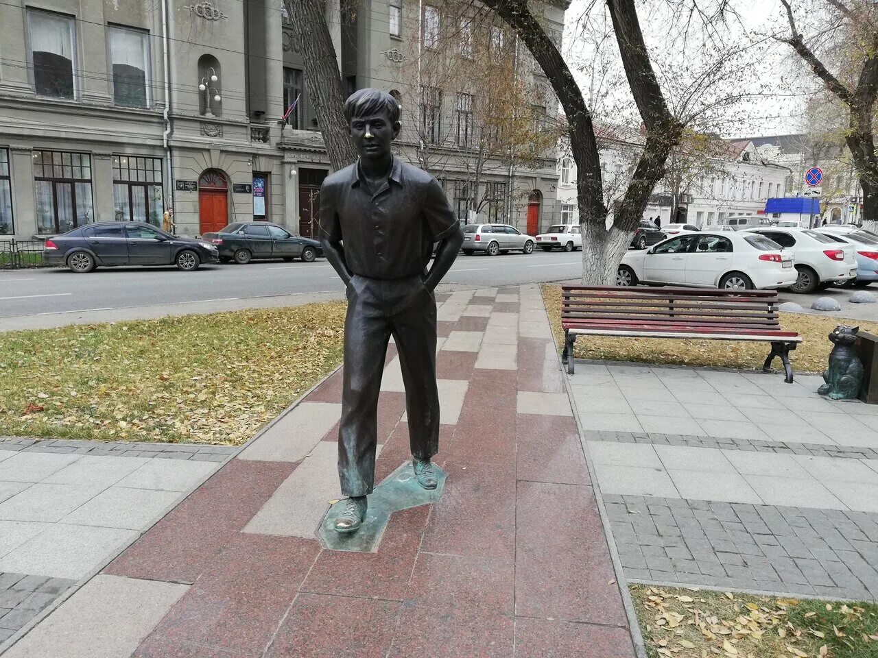 Памятник почтальону печкину в луховицах. О чём говорят мужчины памятник. Памятник соловецким юнгам в архангельске. Памятник почтальону в москве. Памятник ельцину в красноярске.