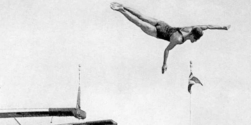 Батут во время прыжков спортсмена свободные колебания. Джордж Ниссен батут. Первый батут Джордж Ниссен. Джордж Ниссен воздушные гимнасты. 1948 Год по прыжкам на батуте.