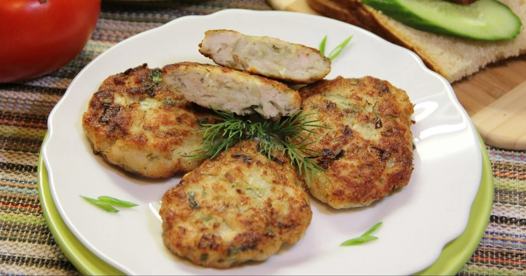 Как сделать котлеты из куриного филе рубленные. Рубленые куриные котлетки из индейки. котлеты из куриного филе. рубленные котлеты. котлеты из рубленого мяса.