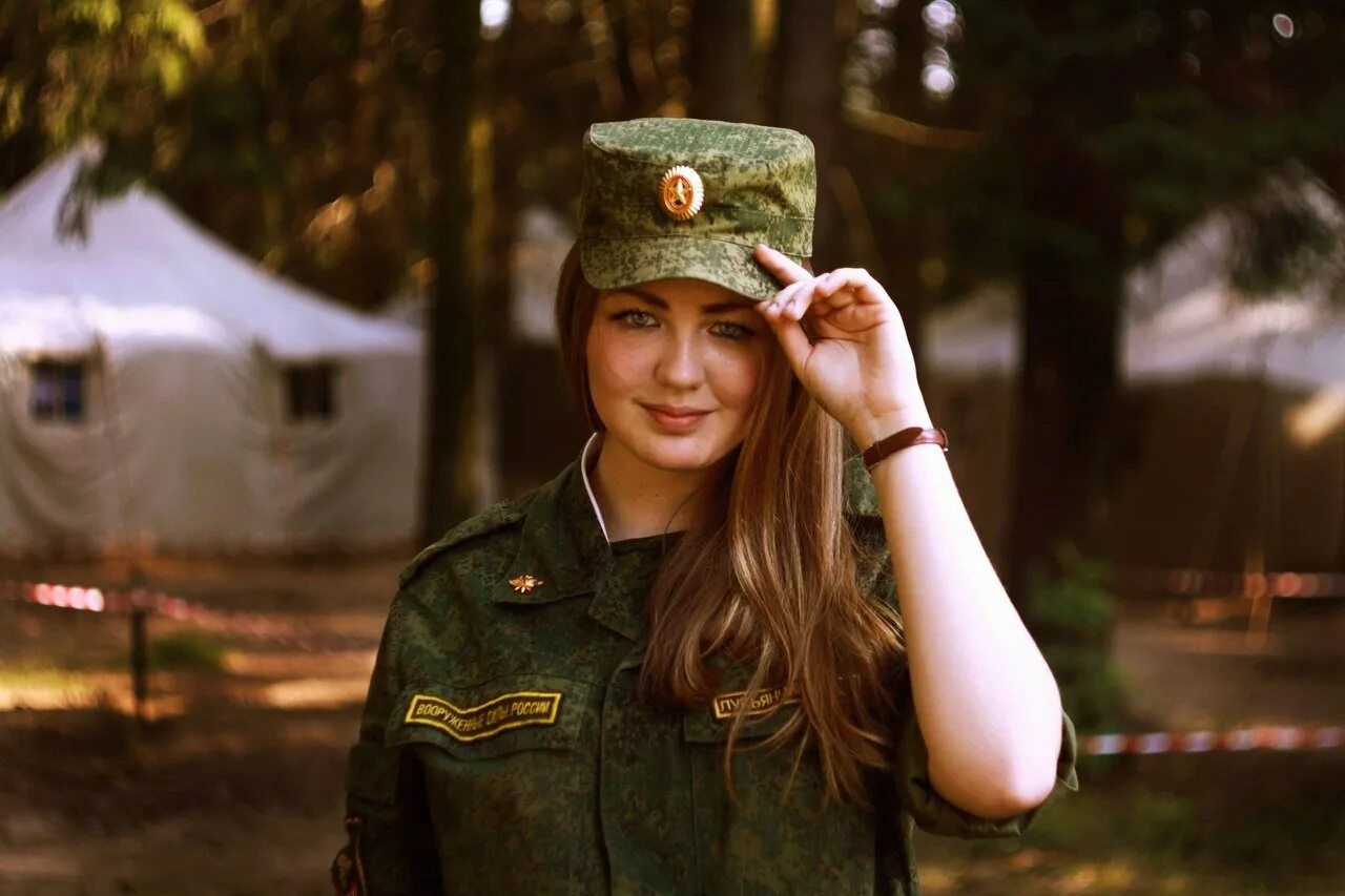 Женщины вс рф. Девушки в военной форме. Девушки вивоенной форме. Красивые женщины в военной форме.