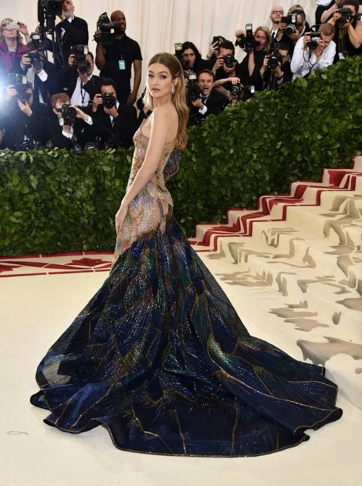 Джиджи хадид на красной дорожке. Джиджи хадид мет гала 2015. Gigi hadid met gala. Джиджи хадид мет гала 2021. Gigi hadid met gala.