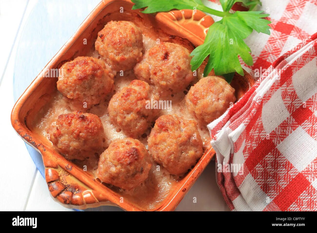 Фрикадельки как в детском саду. Фрикадельки запеченные в духовке. мясные шарики в духовке. название фрикадельки. фрикадельки большие.