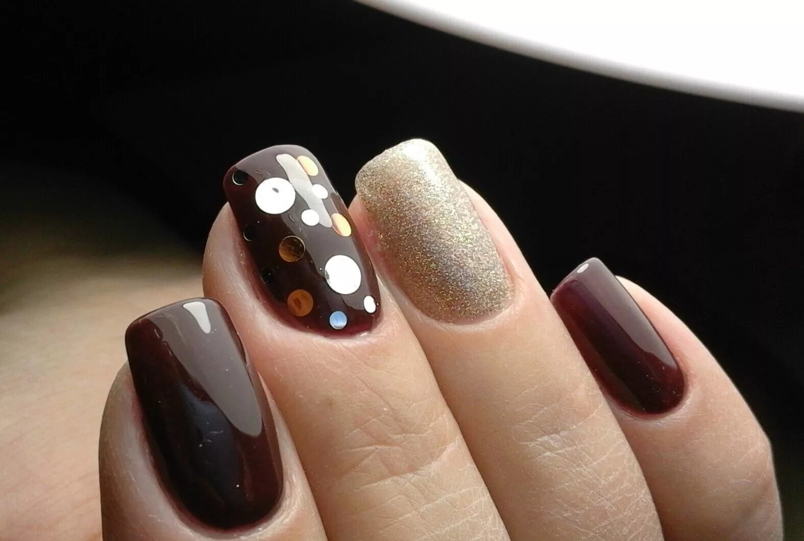 Маникюр в бежево-коричневых тонах. Коричневый маникюр. Маникюр коричневый с золотом. Коричневый маникюр. Ногти в коричневых тонах.