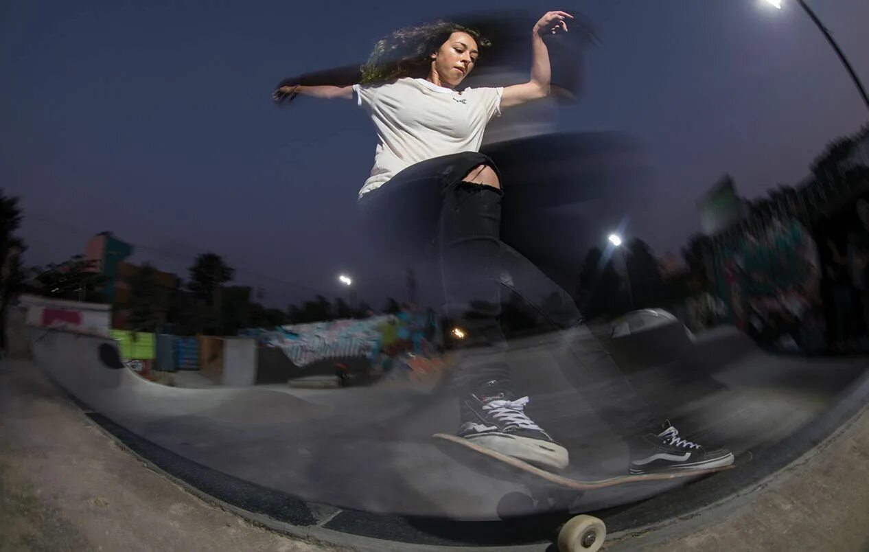 Скейт реки из sk8. Майами скейтбордистки. Girl skateboarding. Girl skateboarding. Девушка в платье на скейте.