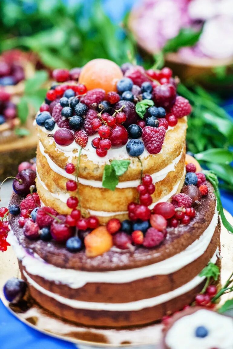 Торт оформление картинки. Красивые торты. Украшение торта. Украшение торта ягодами. Тортик с фруктами.