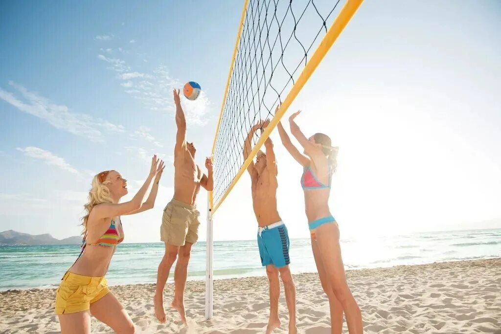 Развлечения на море. Волейбол на пляже. Волейбол на берегу моря.