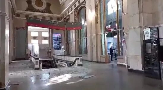 В Курске ЖД вокзал взорвали. Зал ожидания на Курском вокзале. Крыша вокзала. Курский вокзал.