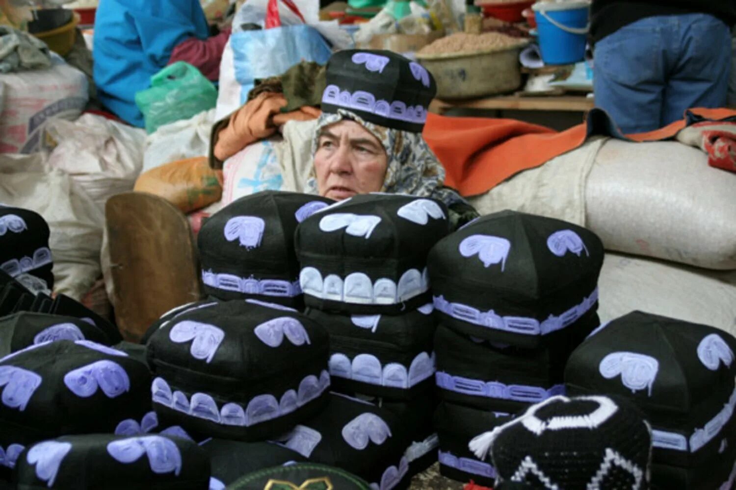 Национальная тюбетейка Таджикистана. Узбекистан рынок тюбетейки. Таджикистан тюбетейка рынок. Национальная тюбетейка Таджикистана женская. Картинка узбеки спят