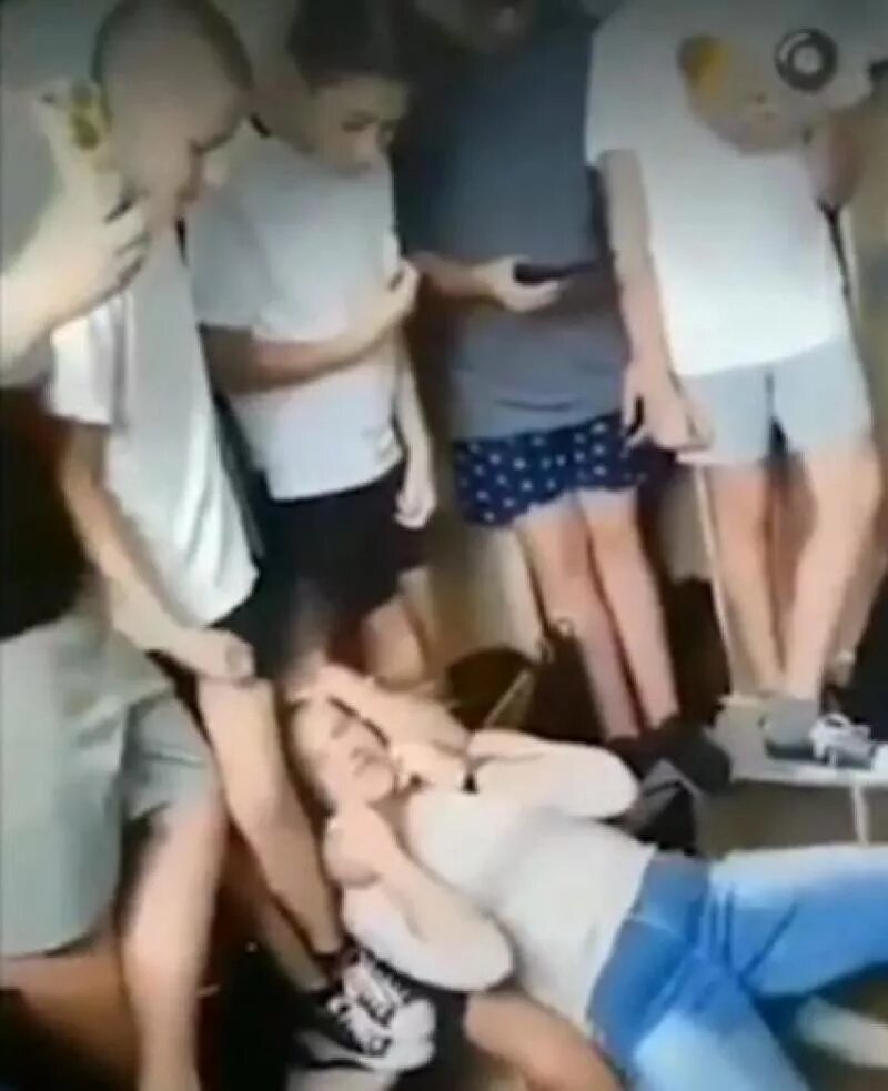 Толпа девушек унизила девушку. Толпа девушек унизила девушку. Толпа девушек унизила девушку. Избиение одноклассницы. Толпа девушек унизила девушку.