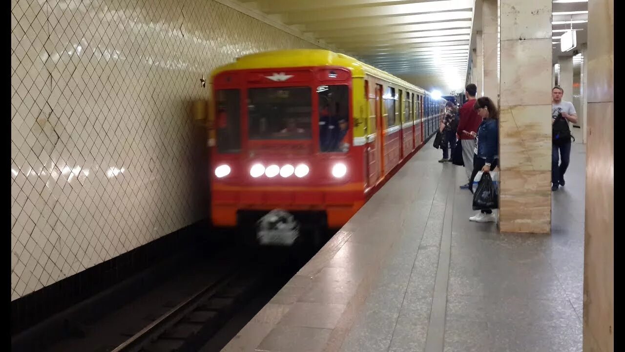 Екатеринбургский метрополитен 81-717. Метро сокольники красная стрела. Метро красное видео. 81-717 красная стрела 75. 81-717.