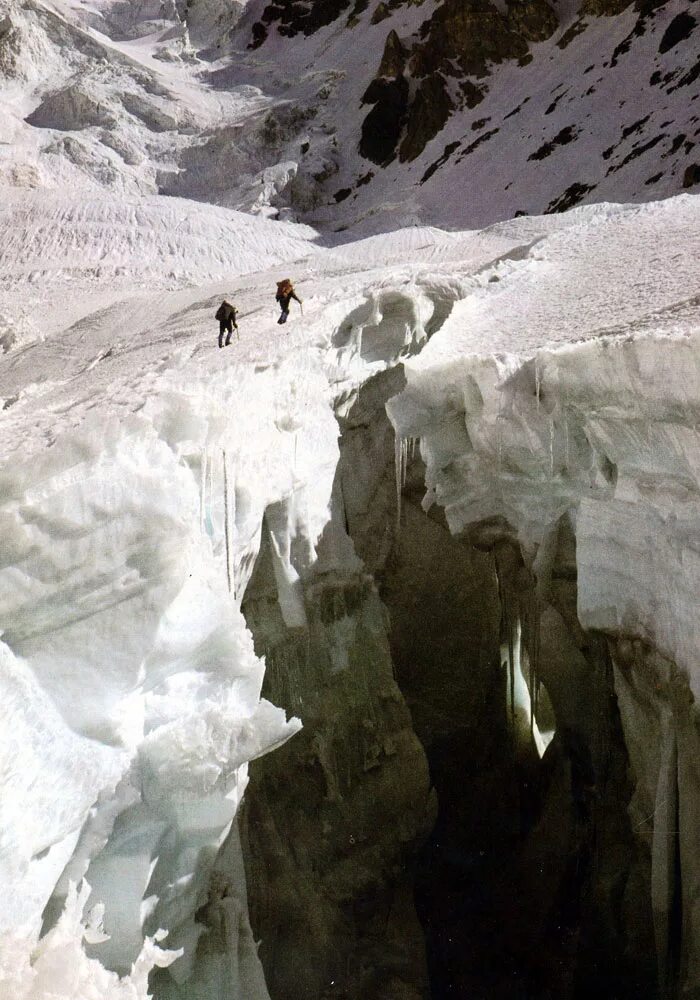 Трещина в горе. Уллу Тау ледник. Трещины в леднике на Эльбрусе. Ледник кашхатан. Ледник расщелина Эльбрус.