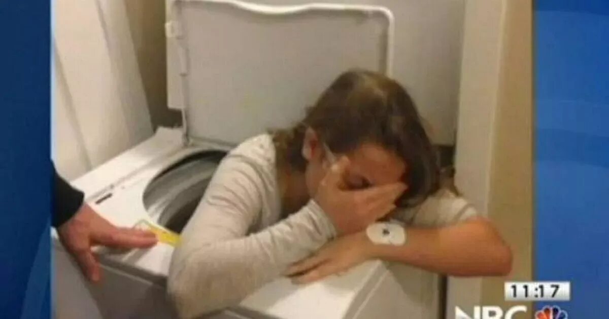 Застряла в плите. Застряла в стиральной. девушка залезла в стиральную машину. стиральная машина зажевала.