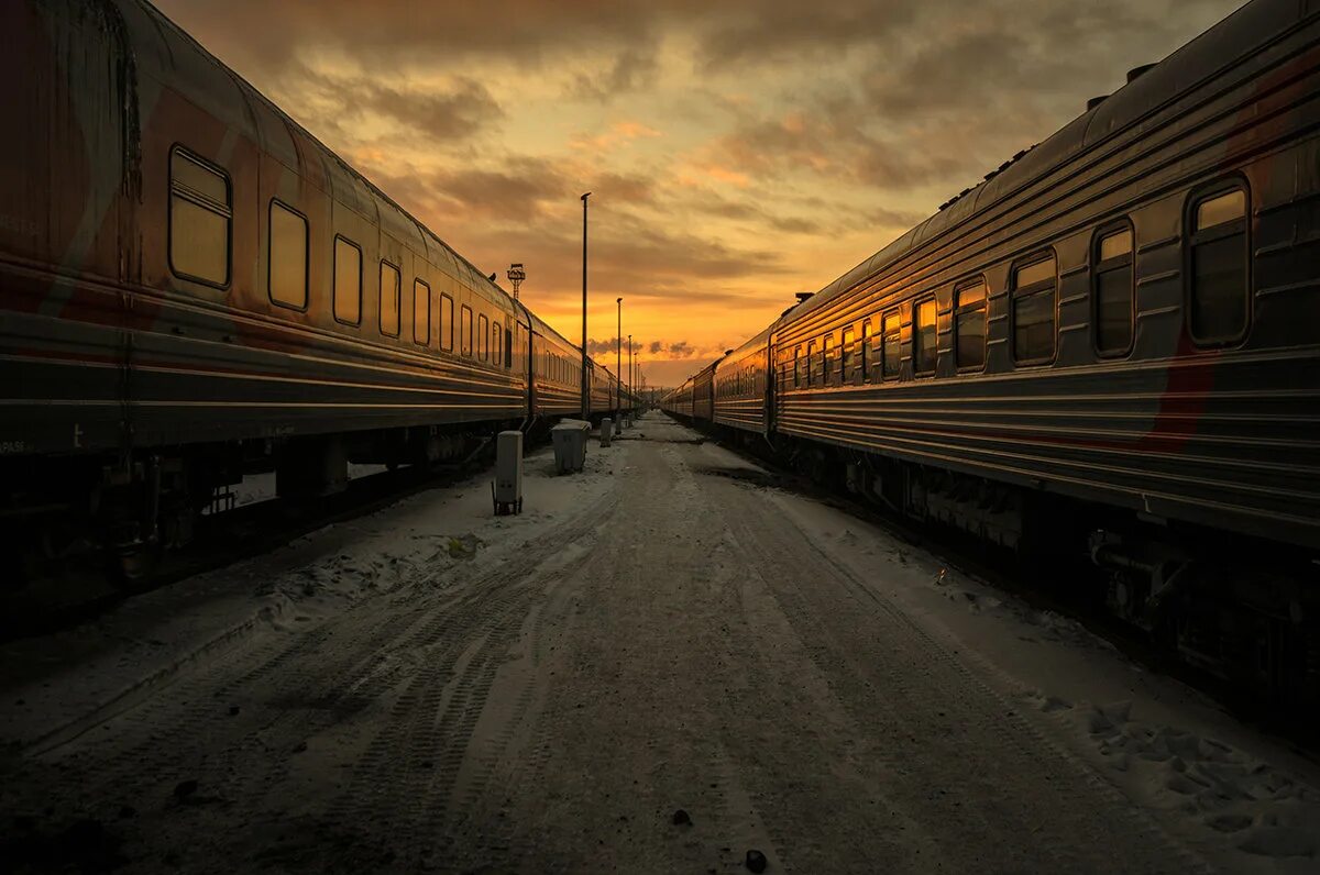 Поезд на закате. Поезд на вокзале. Закат на железной дороге вагоны. Поезд на рассвете. Вагон уходящего поезда