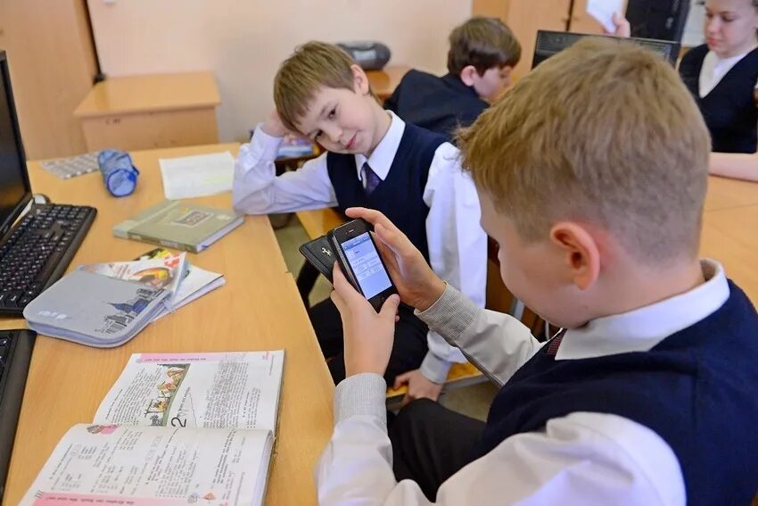 Какими услугами ты воспользовался в школе. Ученики в школе. ученик с телефоном на уроке. ученики на уроке. школьник с телефоном.