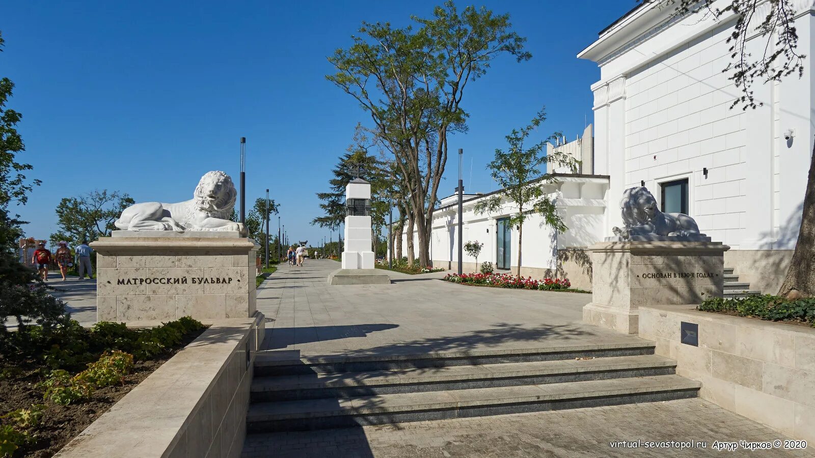 Памятный знак в конце матросского бульвара. Матросский парк Севастополь. Матросский бульвар Севастополь. Матросский парк Феодосия. Матросский бульвар львы.