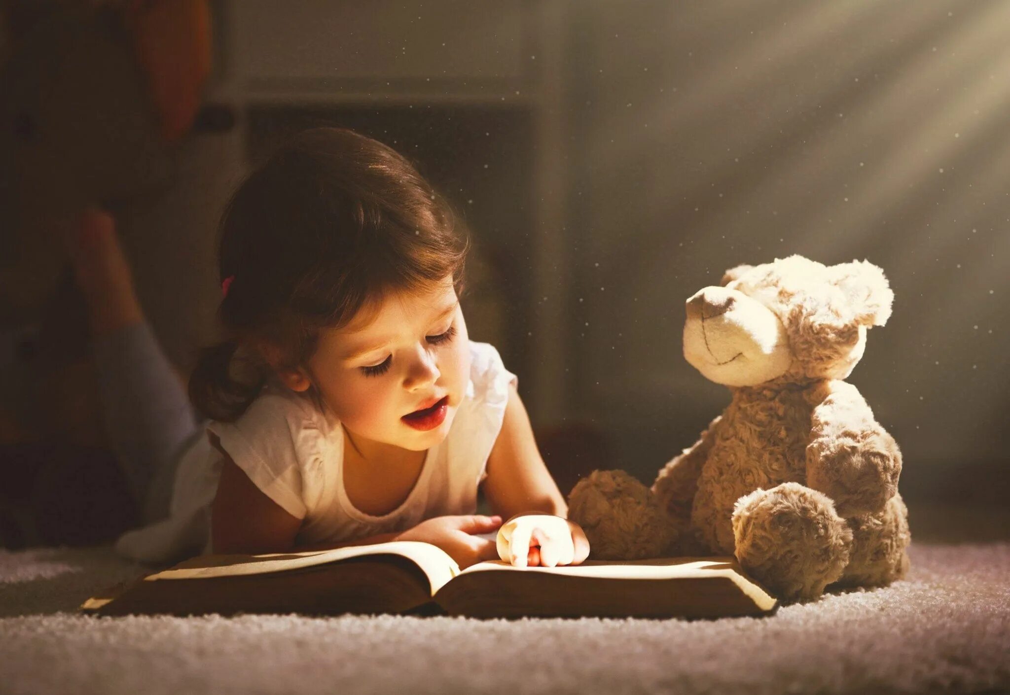 Картинка читаем сказку. Маленькая девочка с книжкой. Книги для детей. Маленькая девочка с книгой. Маленький ребенок с книгой.
