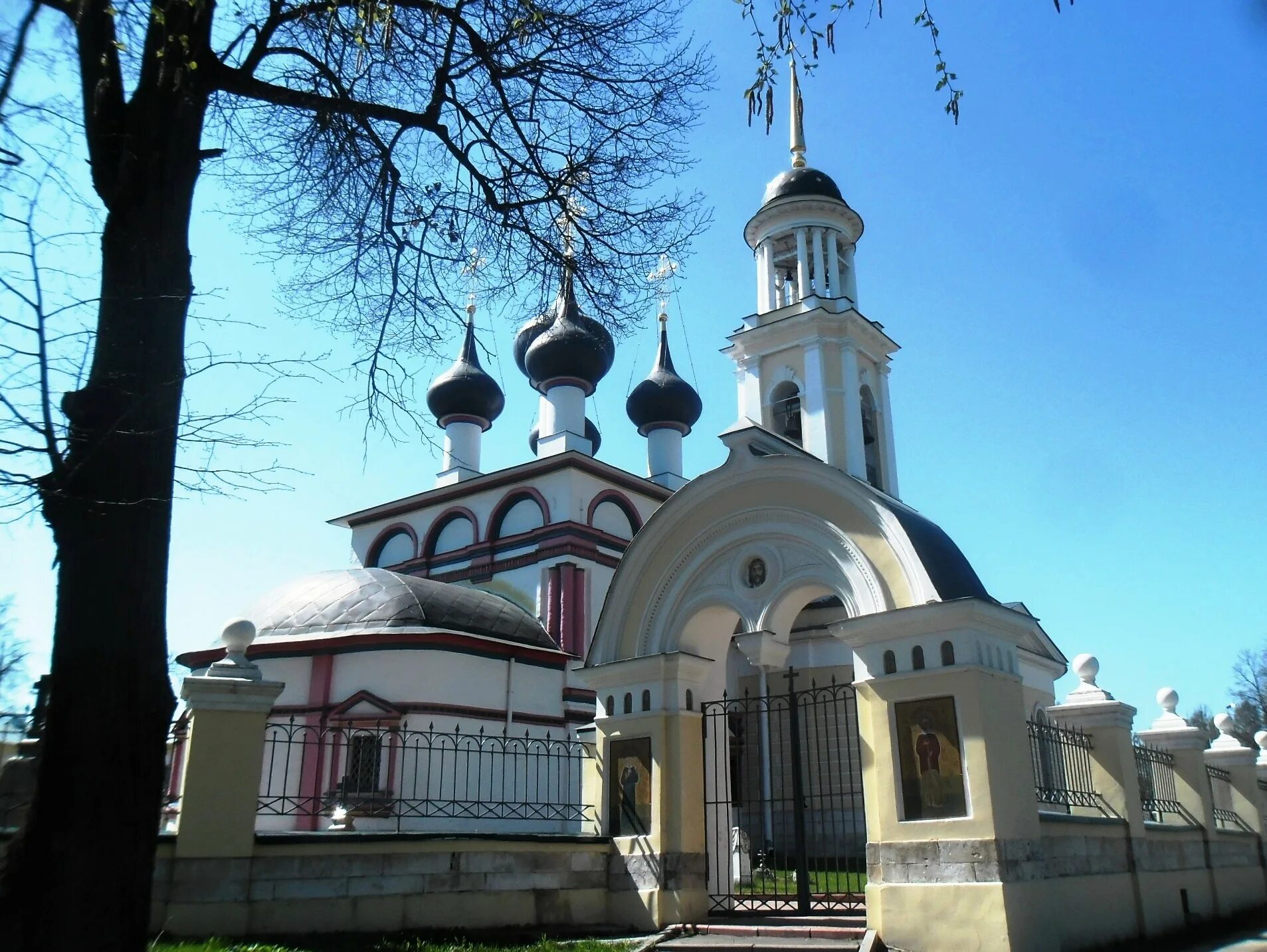 Подмосковном чехове. Город Чехов Московской области. Храмы в Чехове Московской области. Анно-Зачатьевская Церковь в Чехове. Усадьба Лопасня-Зачатьевское Чехов.