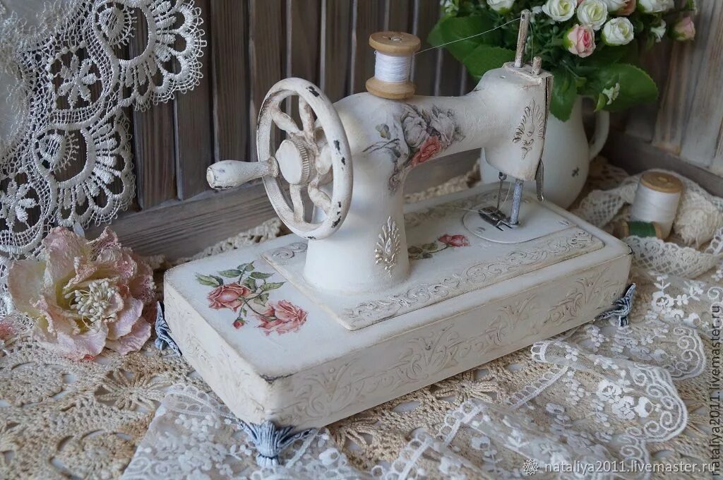 Французские швейные машинки. Детская швейная машинка Sewing Machine. Машинка швейная Зингер Эстетика. Швейная машинка шебби Шик. Швейная машинка в интерьере.