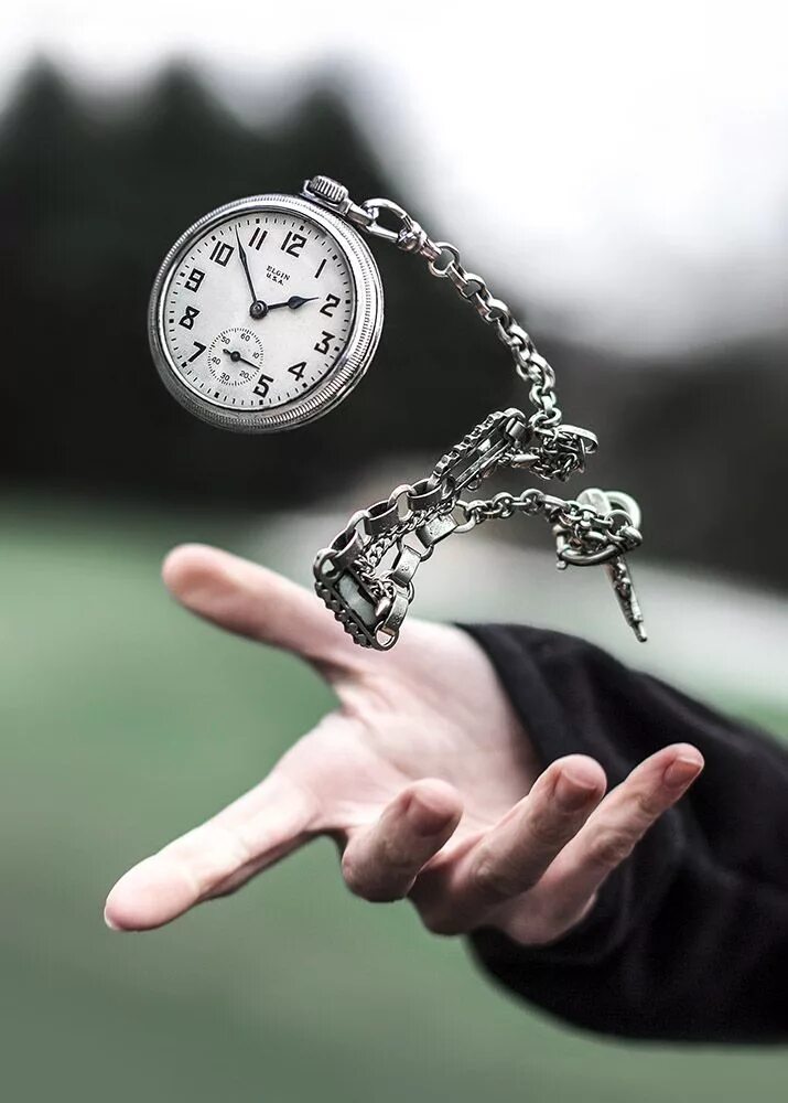 Кинь час. Человек с часами. Часы на руке. Часы жизни. Часы Эстетика.
