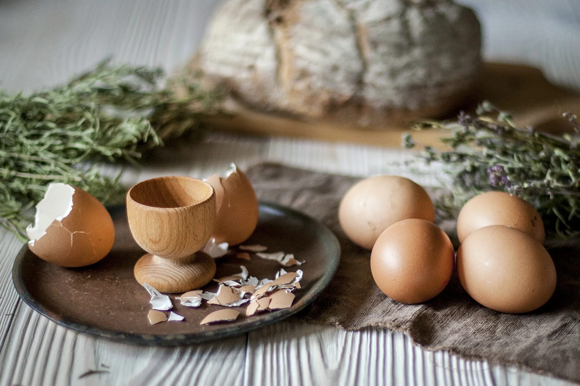 Яичный пост. Яйцо куриное. Яйца на столе. Скорлупа яиц. Деревенский стол.