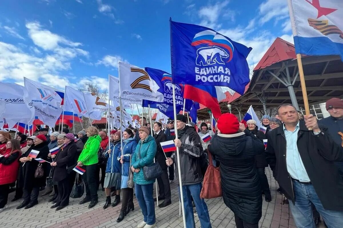 Zа президента zа Россию. Митинг в поддержку России. Митинги в поддержку Единой рос. Митинг в России Единая Россия. Митинг концерт единой россии