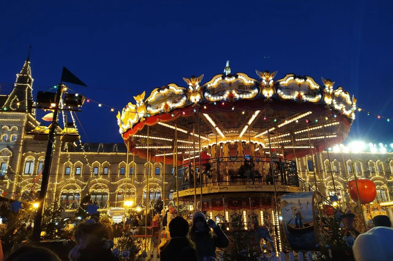 Куда сходить 1го января. Красная площадь утром. Площадь 1905 года екатеринбург новый год. Елка на площади 1905 года. Begin побегай первого января логотип.