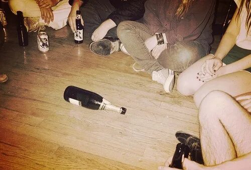 Сыграли в бутылочку. Девушка играет бутылкой. Игра в бутылочку на раздевание. - игра "в бутылочку". Игра в бутылочку на пляже.