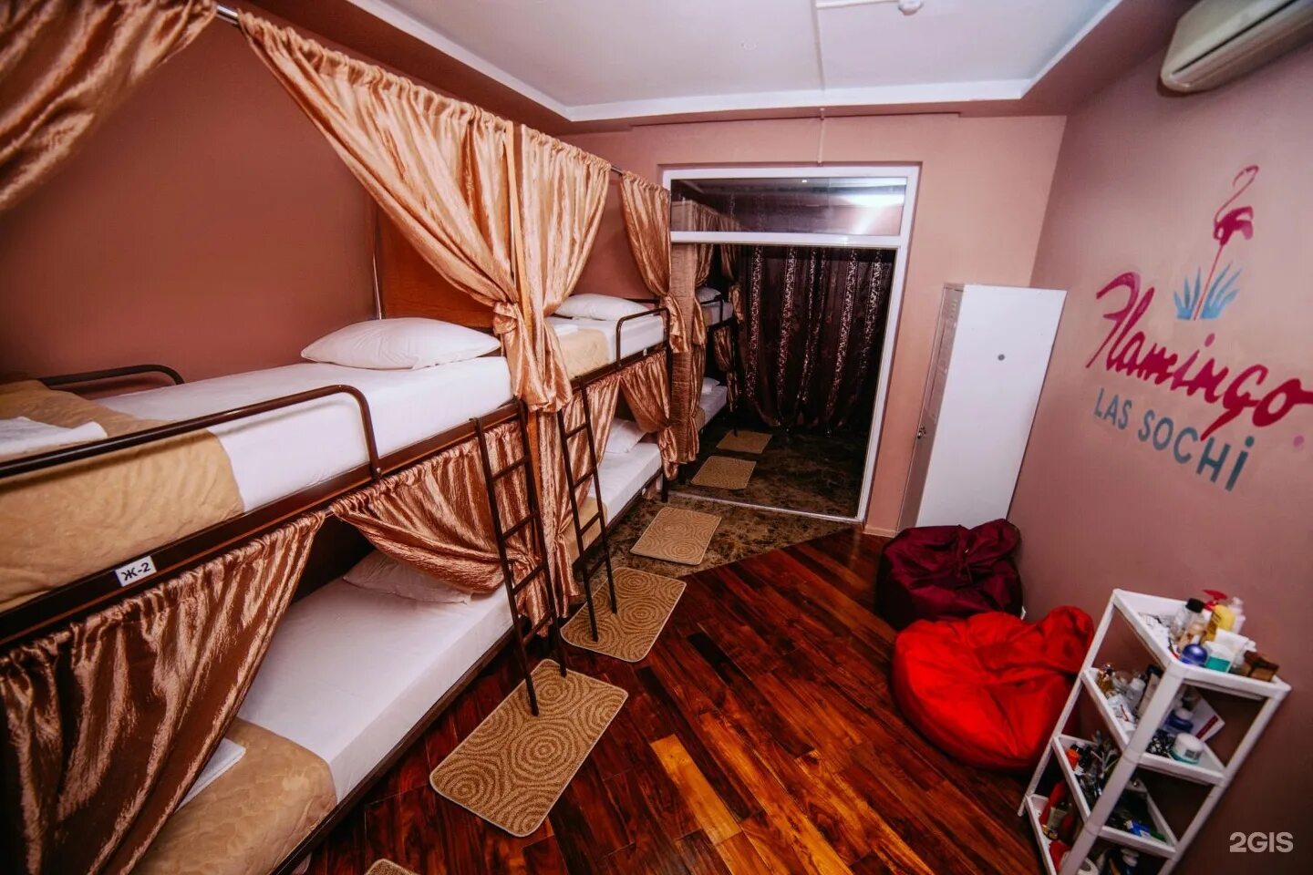 Снять хостел в сочи недорого. Hostel сочи. хостелы в сочи. хостел алоха сочи. общежитие в сочи.