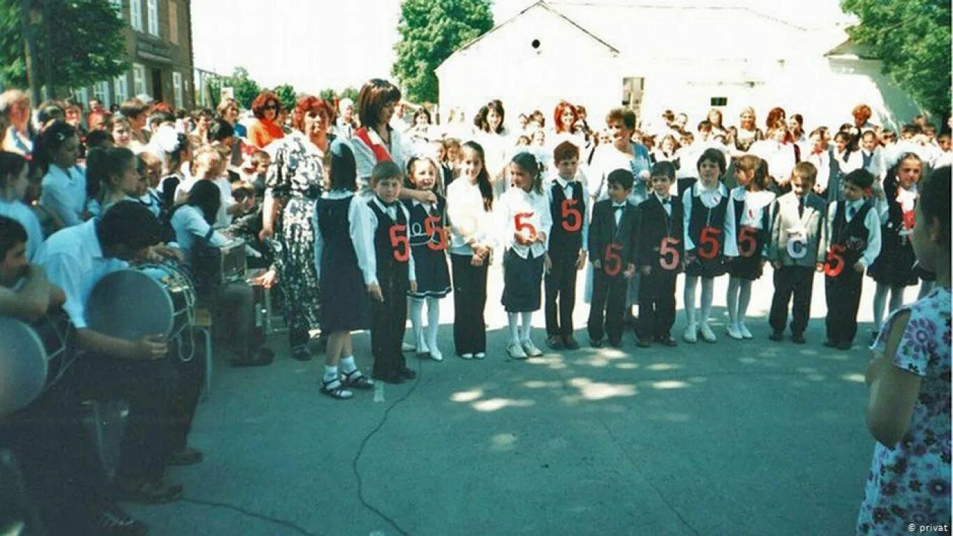 город беслан школа 1 2004 год. школа беслан 2004 заложники. 1 сентября беслан линейка. беслан 1 сентября 2004 штурм. линейка в беслане 1 сентября 2004 года.