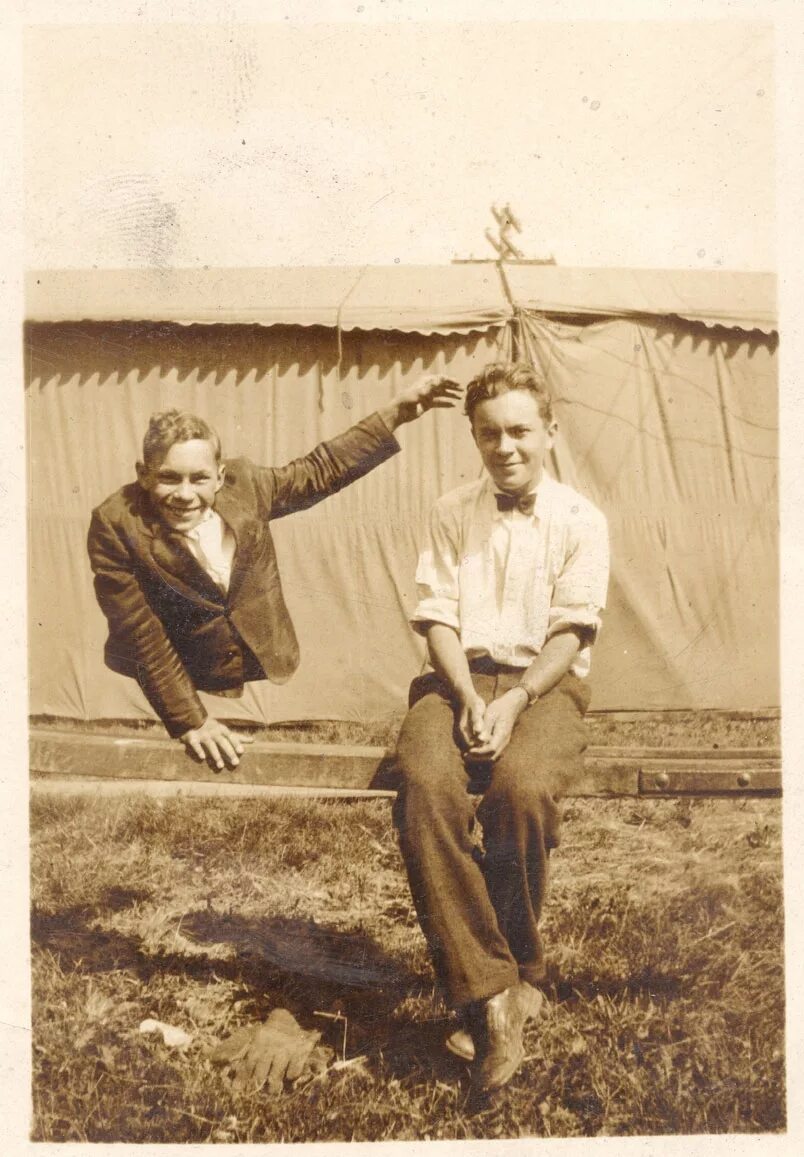 старые необъяснимые снимки. удивительная история реальная. самые невероятные истории выживания людей. странные истории ; рассказы о людях необычайных. смешные истории из жизни.